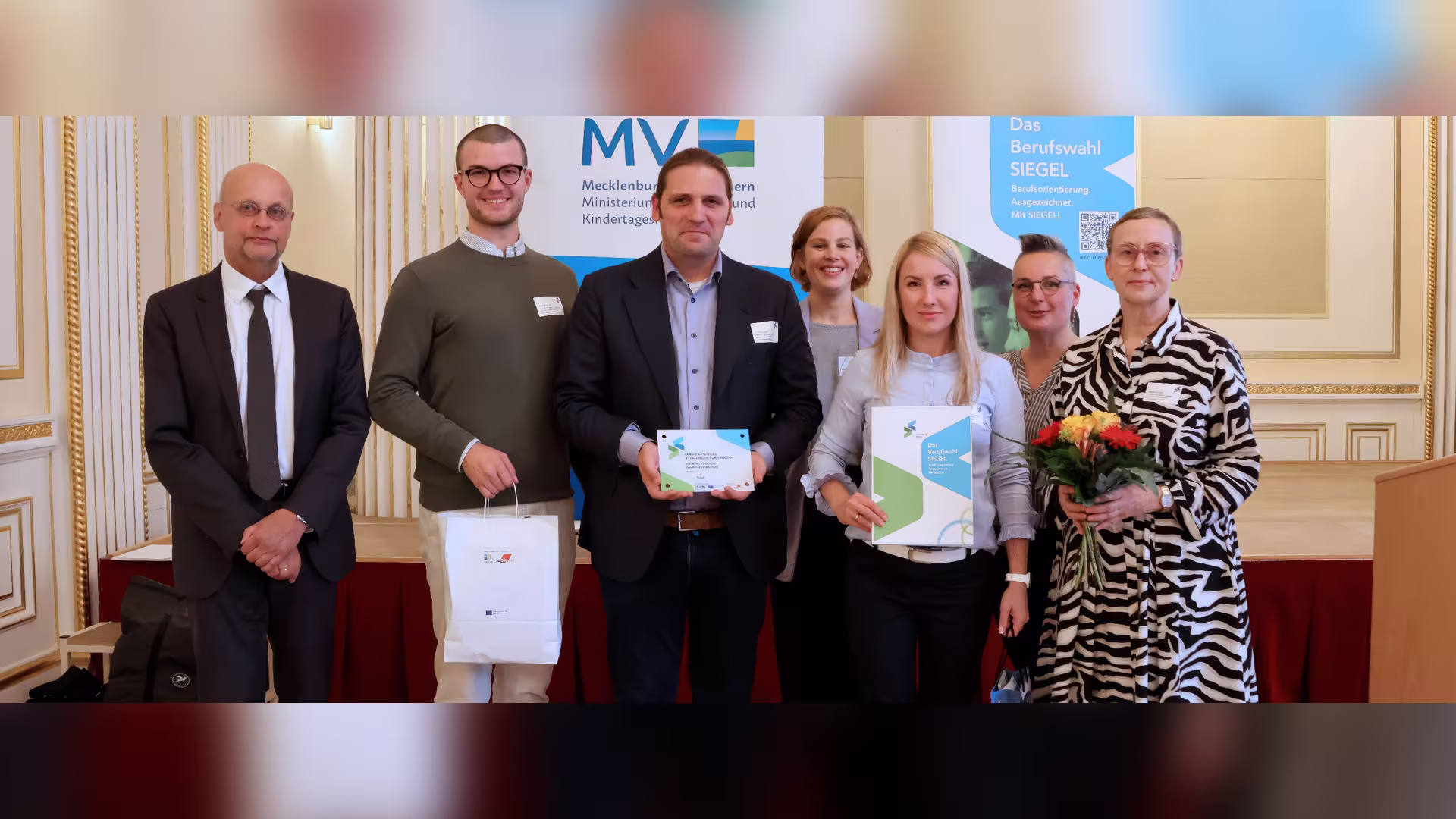 Schloss Torgelow erhält für vier weitere Jahre das Berufswahl-SIEGEL MV Schloss Torgelow erhält für vier weitere Jahre das Berufswahl-SIEGEL MV