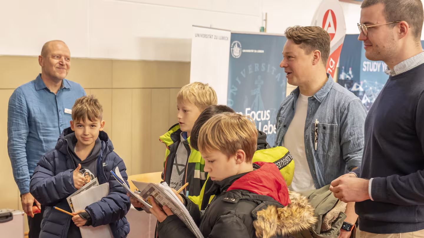 Schüler beim Messebesuch