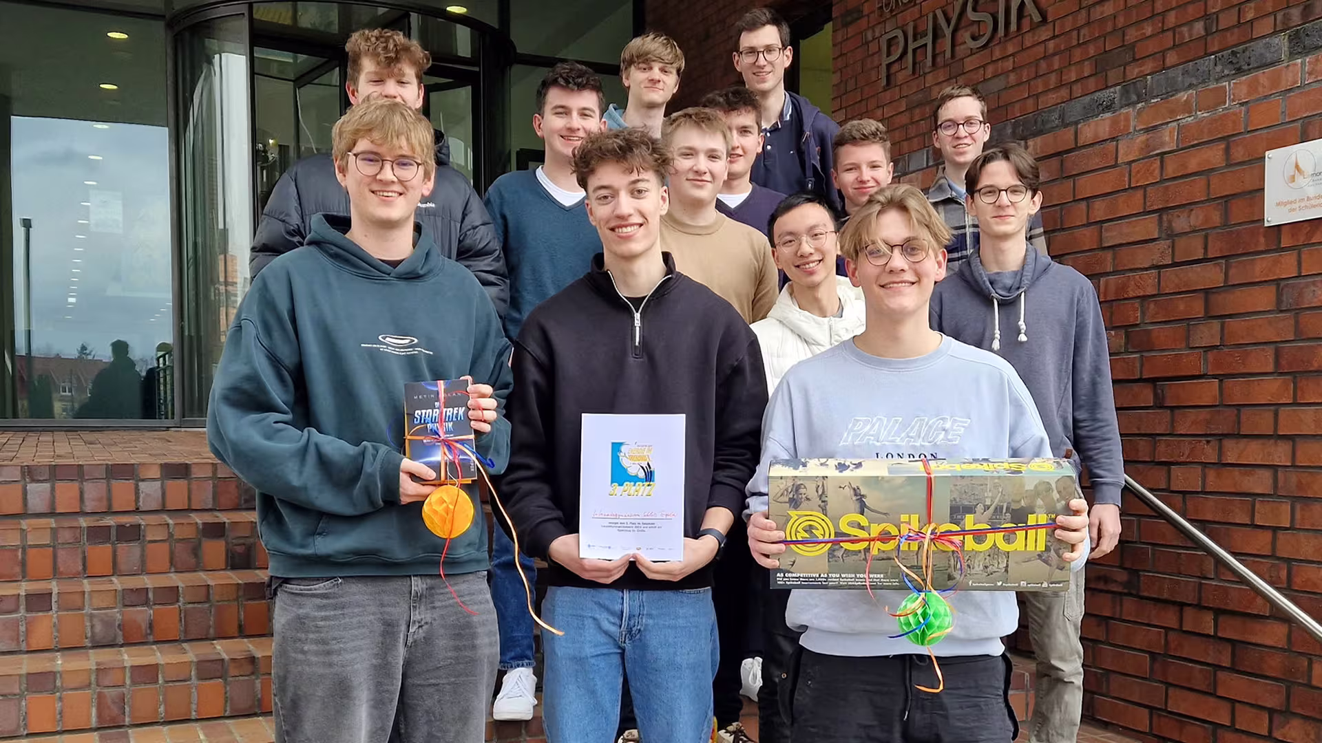 K1-Schüler auf dem Siegertreppchen beim Leuchtturmwettbewerb des Physiktages K1-Schüler auf dem Siegertreppchen beim Leuchtturmwettbewerb des Physiktages