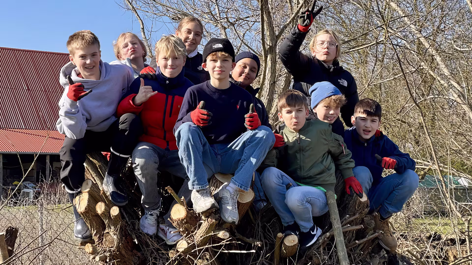 Frühling im Anmarsch – die 6. Klasse gestaltet den Schulgarten Frühling im Anmarsch – die 6. Klasse gestaltet den Schulgarten