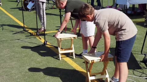 Selbst gebaut, perfekt kombiniert: Schwedenstuhl trifft Klapphocker