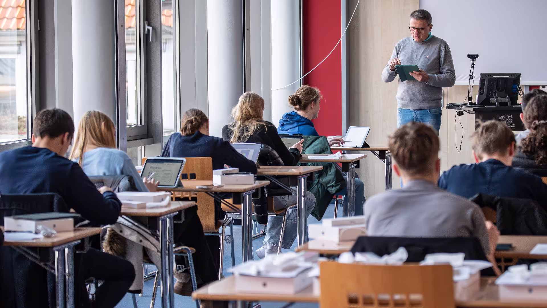 Klasse 10 erhält iPads als digitale Arbeitsmittel Klasse 10 erhält iPads als digitale Arbeitsmittel
