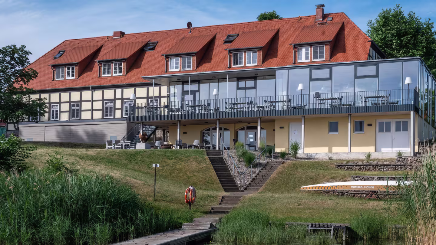 Gelbes Haus: Oberstufeninternat Mädchen, Mensa und Disco