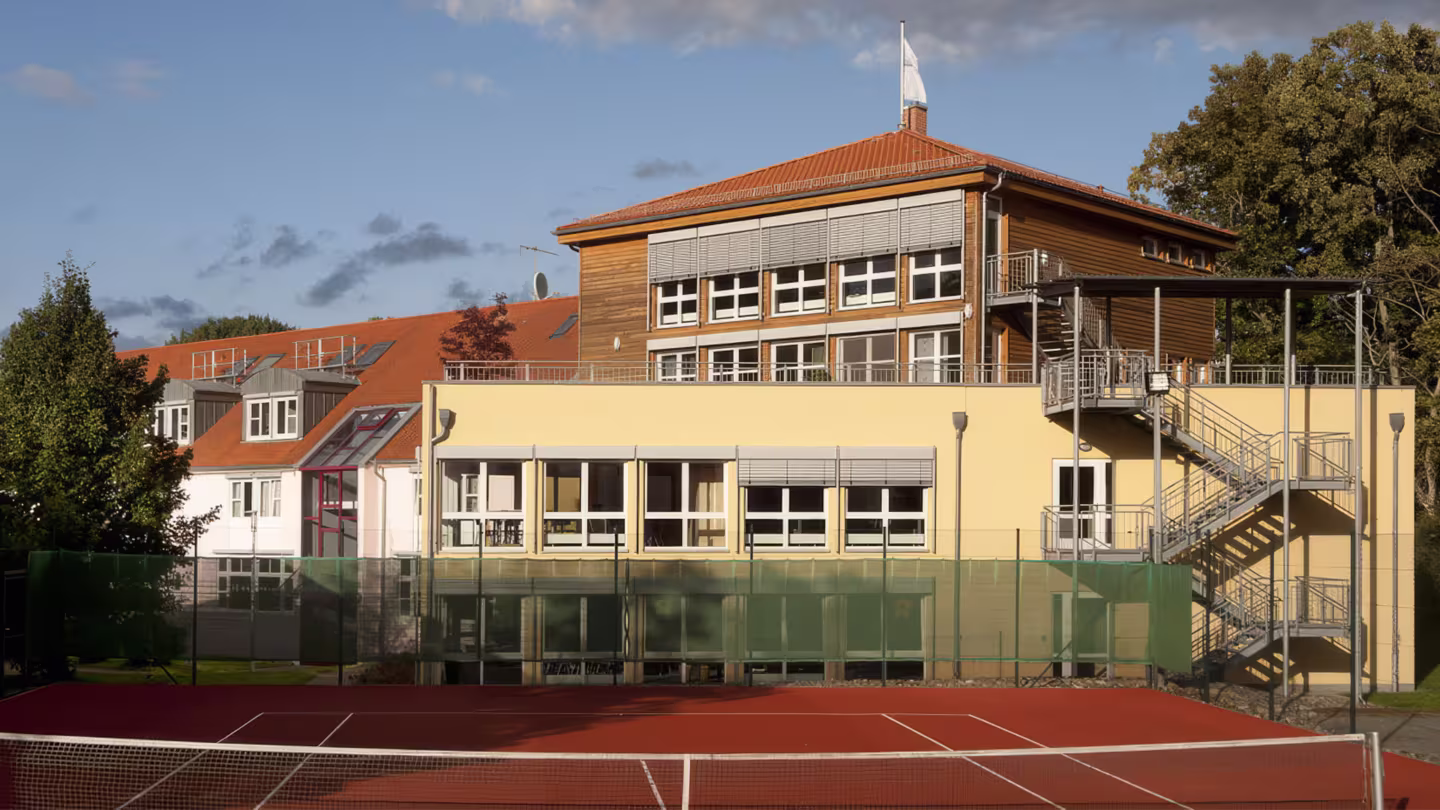 Tennisplatz, Kunst und Musikbereich